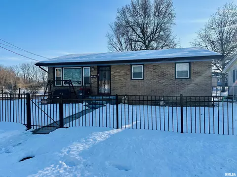 1914 Lighter St, Pekin, IL 61554