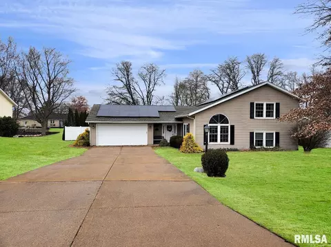 316 Pinecrest Dr, Germantown Hills, IL 61548