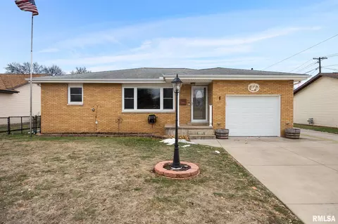 302 Sheridan Rd, Pekin, IL 61554