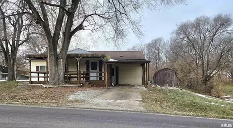 706 N 11th St, Canton, IL 61520