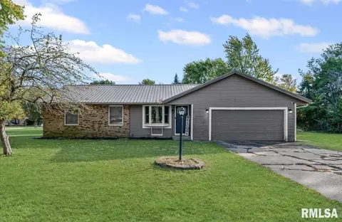 1715 Phillippe Dr, Mahomet, IL 61853