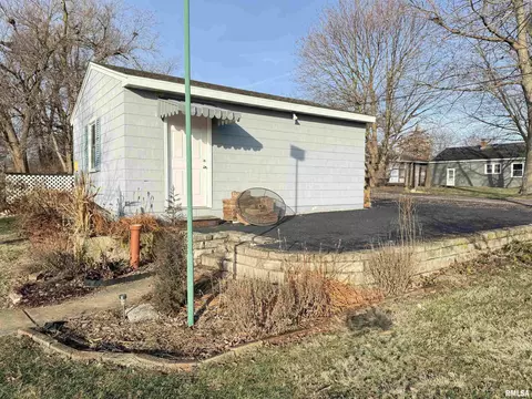 Exterior - 617 Eureka Ave, Eureka, IL 61530 photo 3 of 10
