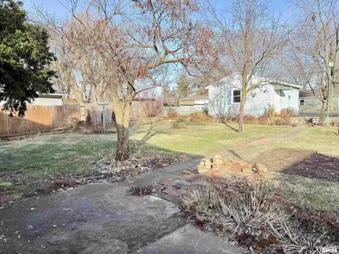 Exterior - 617 Eureka Ave, Eureka, IL 61530 photo 8 of 10