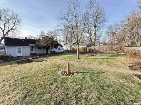 Exterior - 617 Eureka Ave, Eureka, IL 61530 photo 9 of 10