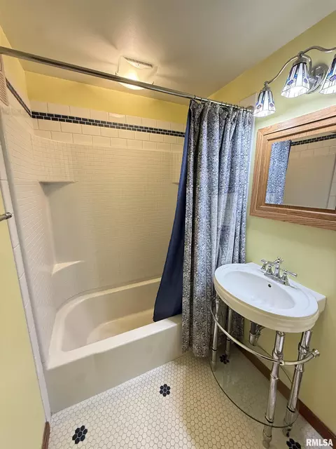 Bath - 617 Eureka Ave, Eureka, IL 61530 photo 1 of 2