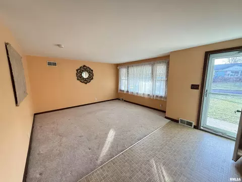 Living - 617 Eureka Ave, Eureka, IL 61530 photo 1 of 2