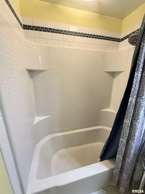 Bath - 617 Eureka Ave, Eureka, IL 61530 photo 2 of 2