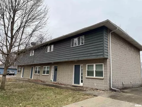 111 Pin Oak Dr, Pekin, IL 61554