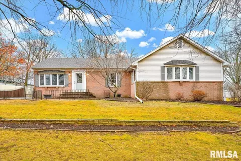 6213 N Saint Marys Rd, Peoria, IL 61614
