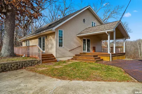 2075 Zion Oaks Rd, Pekin, IL 61554