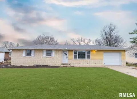 112 Caroline St, Morton, IL 61550