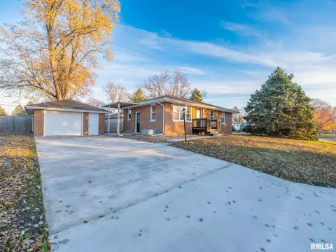 208 Elmhurst Ave, Washington, IL 61571