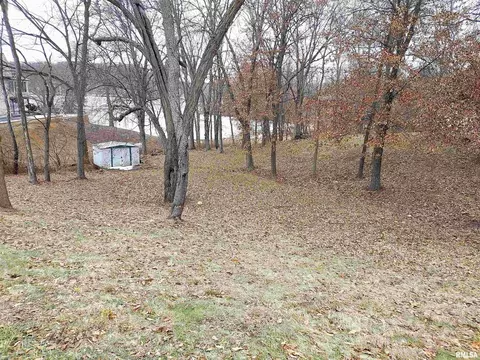 33 Shorewood Dr, Macomb, IL 61455