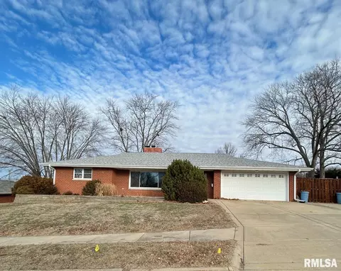1205 Arthur St, Pekin, IL 61554