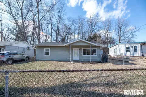 1323 Fenley St, Pekin, IL 61554