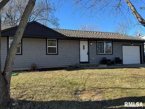 5821 N Graceland Dr, Peoria, IL 61614