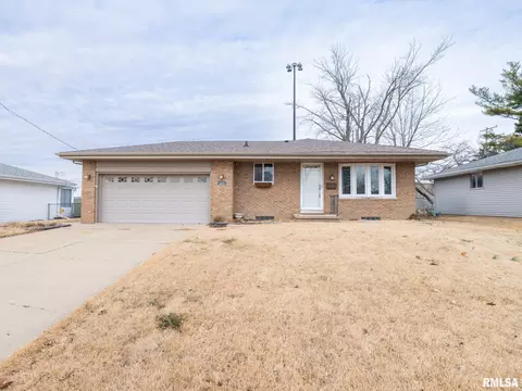 2303 W Westport Rd, Peoria, IL 61615
