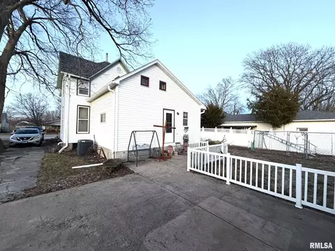 Exterior - 314 E Broadway St, Astoria, IL 61501 photo 4 of 4
