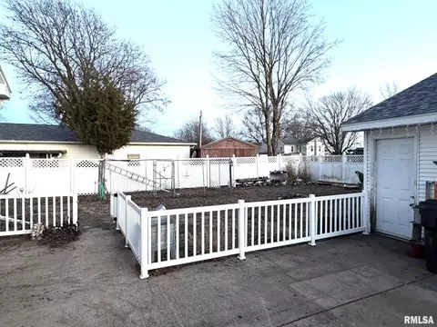 Exterior - 314 E Broadway St, Astoria, IL 61501 photo 3 of 4