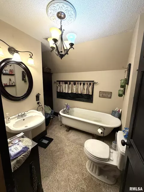 Bath - 314 E Broadway St, Astoria, IL 61501 photo 1 of 2