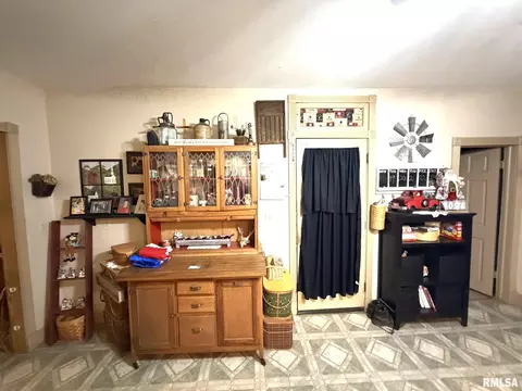 Entry Way - 314 E Broadway St, Astoria, IL 61501 photo 5 of 5