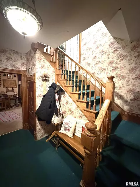 Entry Way - 314 E Broadway St, Astoria, IL 61501 photo 3 of 5