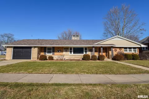 307 Walnut St, Washington, IL 61571