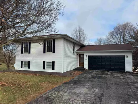 110 Brandy Dr, Mackinaw, IL 61755
