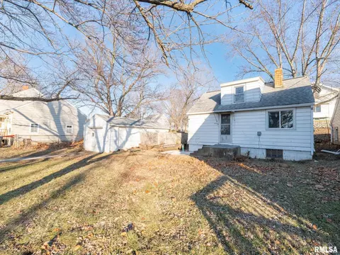 606 E Shore Dr, Pekin, IL 61554