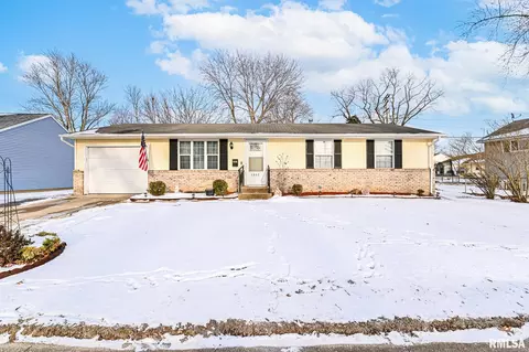 1802 Holiday Dr, Pekin, IL 61554