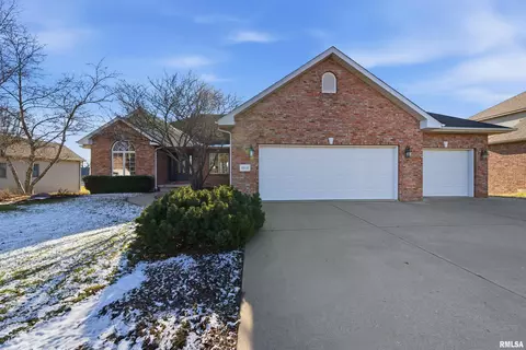 6010 W Woodbridge Pl, Peoria, IL 61615