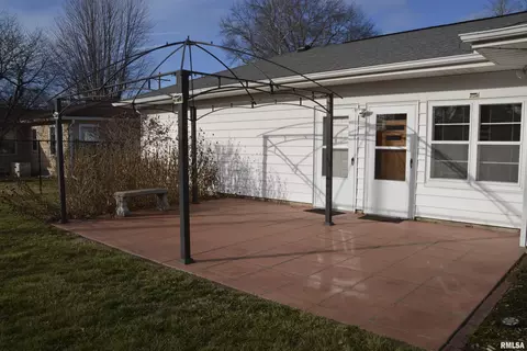 Exterior - 703 E Franklin St, Macomb, IL 61455 photo 2 of 6