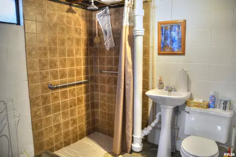 Bath - 703 E Franklin St, Macomb, IL 61455 photo 2 of 3