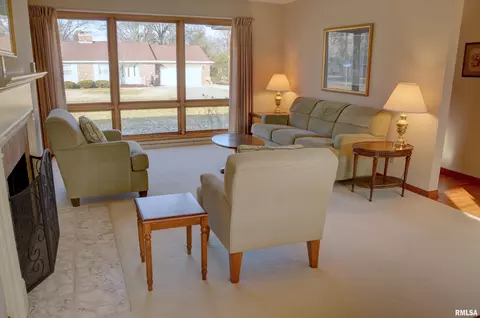 Living - 703 E Franklin St, Macomb, IL 61455 photo 2 of 4