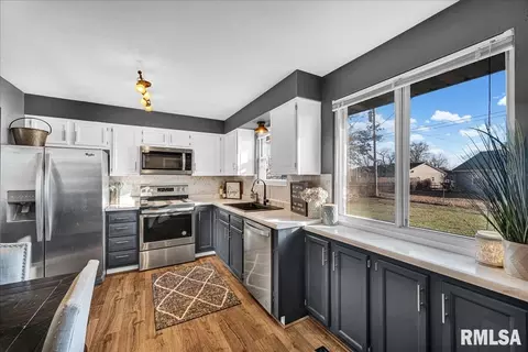Kitchen - 5508 E Captain Rd, Chillicothe, IL 61523 photo 2 of 4