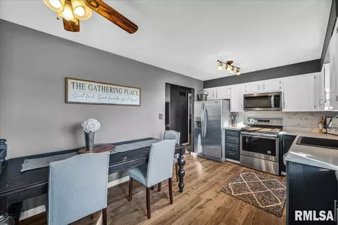 Kitchen - 5508 E Captain Rd, Chillicothe, IL 61523 photo 3 of 4