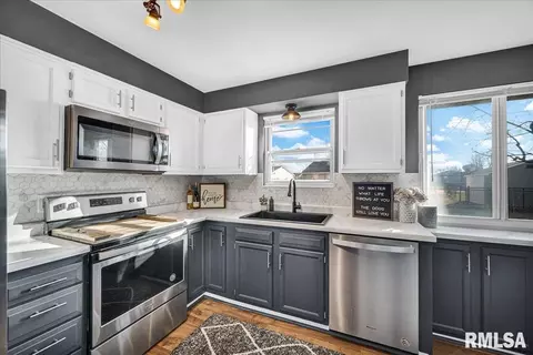 Kitchen - 5508 E Captain Rd, Chillicothe, IL 61523 photo 4 of 4