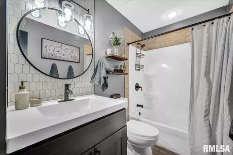Bath - 5508 E Captain Rd, Chillicothe, IL 61523 photo 1 of 1