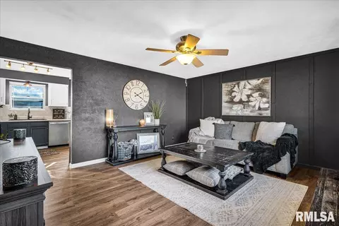 Living - 5508 E Captain Rd, Chillicothe, IL 61523 photo 1 of 2