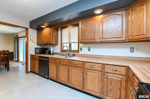 Kitchen - 705 N Crestview Dr, Metamora, IL 61548 photo 4 of 4