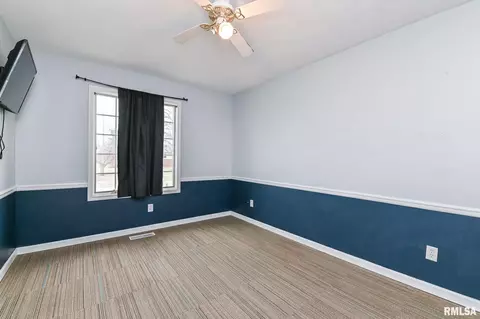 Bedroom - 705 N Crestview Dr, Metamora, IL 61548 photo 5 of 9