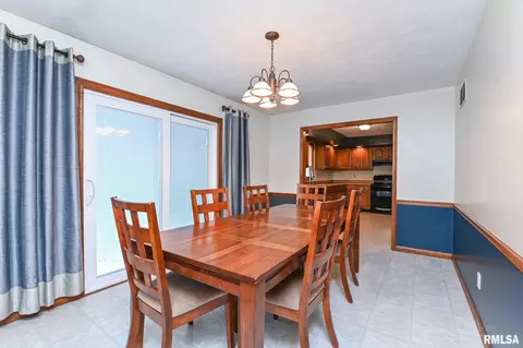 Dining - 705 N Crestview Dr, Metamora, IL 61548 photo 2 of 4