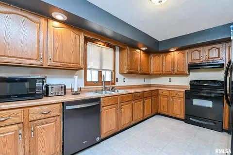 Kitchen - 705 N Crestview Dr, Metamora, IL 61548 photo 3 of 4