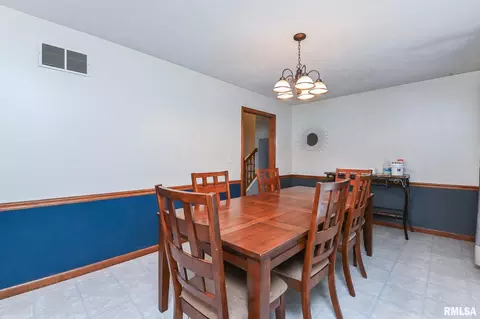 Dining - 705 N Crestview Dr, Metamora, IL 61548 photo 4 of 4