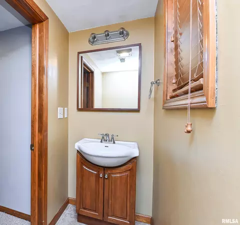 Bath - 705 N Crestview Dr, Metamora, IL 61548 photo 4 of 4