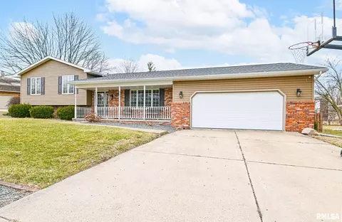 705 N Crestview Dr, Metamora, IL 61548