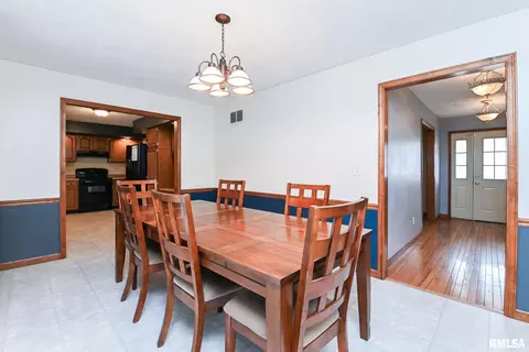 Dining - 705 N Crestview Dr, Metamora, IL 61548 photo 1 of 4