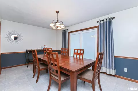 Dining - 705 N Crestview Dr, Metamora, IL 61548 photo 3 of 4