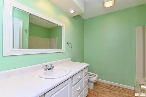 Bath - 705 N Crestview Dr, Metamora, IL 61548 photo 2 of 4