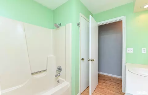 Bath - 705 N Crestview Dr, Metamora, IL 61548 photo 3 of 4